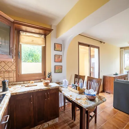 Nyaraló In Tenerife With Pool And Sea Views